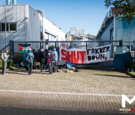 Actievoerders blokkeren poort GKN Fokker Papendrecht | Mobiele Eenheid haalt demonstranten van dak (2)