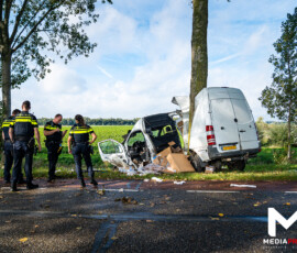 Bestelbus crasht tegen boom, bestuurder zwaargewond | Strijensedijk Mookhoek (2)