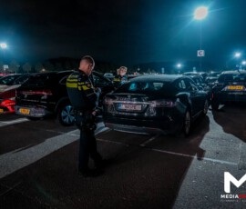 Foto: MK Mediaproducties Hond opgesloten in auto bij Ahoy, politie zocht eigenaar | Ahoyplein Rotterdam (3)
