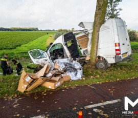 Bestelbus crasht tegen boom, bestuurder zwaargewond | Strijensedijk Mookhoek (3)
