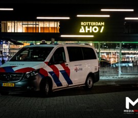 Foto: MK Mediaproducties Hond opgesloten in auto bij Ahoy, politie zocht eigenaar | Ahoyplein Rotterdam (4)