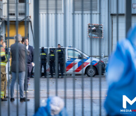 Actievoerders blokkeren poort GKN Fokker Papendrecht | Mobiele Eenheid haalt demonstranten van dak (4)