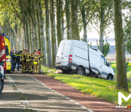 Bestelbus crasht tegen boom, bestuurder zwaargewond | Strijensedijk Mookhoek (4)