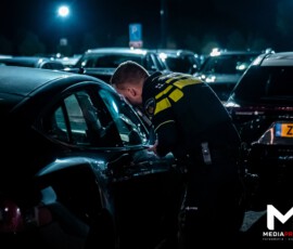 Foto: MK Mediaproducties Hond opgesloten in auto bij Ahoy, politie zocht eigenaar | Ahoyplein Rotterdam (5)