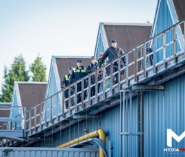 Actievoerders blokkeren poort GKN Fokker Papendrecht | Mobiele Eenheid haalt demonstranten van dak (5)