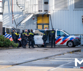Actievoerders blokkeren poort GKN Fokker Papendrecht | Mobiele Eenheid haalt demonstranten van dak (6)