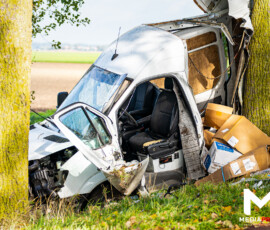 Bestelbus crasht tegen boom, bestuurder zwaargewond | Strijensedijk Mookhoek (6)