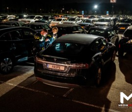 Foto: MK Mediaproducties Hond opgesloten in auto bij Ahoy, politie zocht eigenaar | Ahoyplein Rotterdam (6)