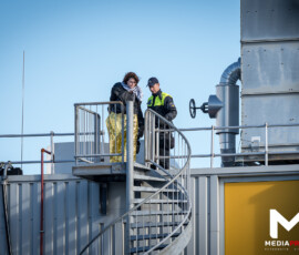 Actievoerders blokkeren poort GKN Fokker Papendrecht | Mobiele Eenheid haalt demonstranten van dak (7)