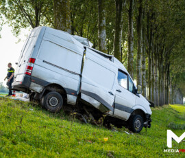 Bestelbus crasht tegen boom, bestuurder zwaargewond | Strijensedijk Mookhoek (7)