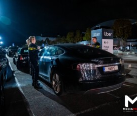 Foto: MK Mediaproducties Hond opgesloten in auto bij Ahoy, politie zocht eigenaar | Ahoyplein Rotterdam (7)