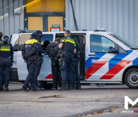 Actievoerders blokkeren poort GKN Fokker Papendrecht | Mobiele Eenheid haalt demonstranten van dak (9)