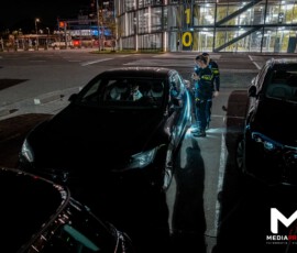 Foto: MK Mediaproducties Hond opgesloten in auto bij Ahoy, politie zocht eigenaar | Ahoyplein Rotterdam (uitgelicht)