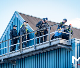 Actievoerders blokkeren poort GKN Fokker Papendrecht | Mobiele Eenheid haalt demonstranten van dak (uitgelicht)