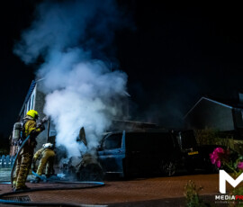 Brand in geparkeerde bestelbus, carport beschadigd | A.M. de Jongstraat Spijkenisse (uitgelicht)