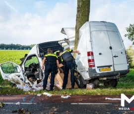 Bestelbus crasht tegen boom, bestuurder zwaargewond | Strijensedijk Mookhoek (uitgelicht)